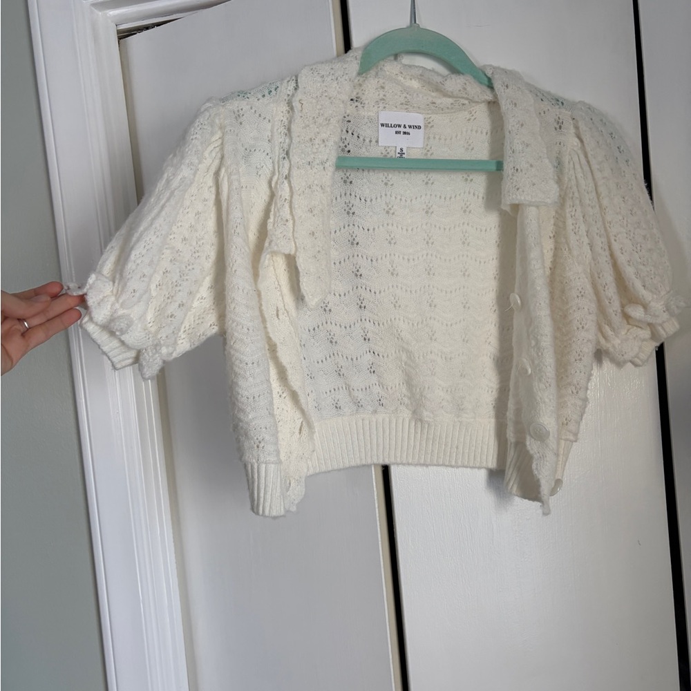 Willow and wind super soft fuzz Women's White Knit Cropped Cardigan
